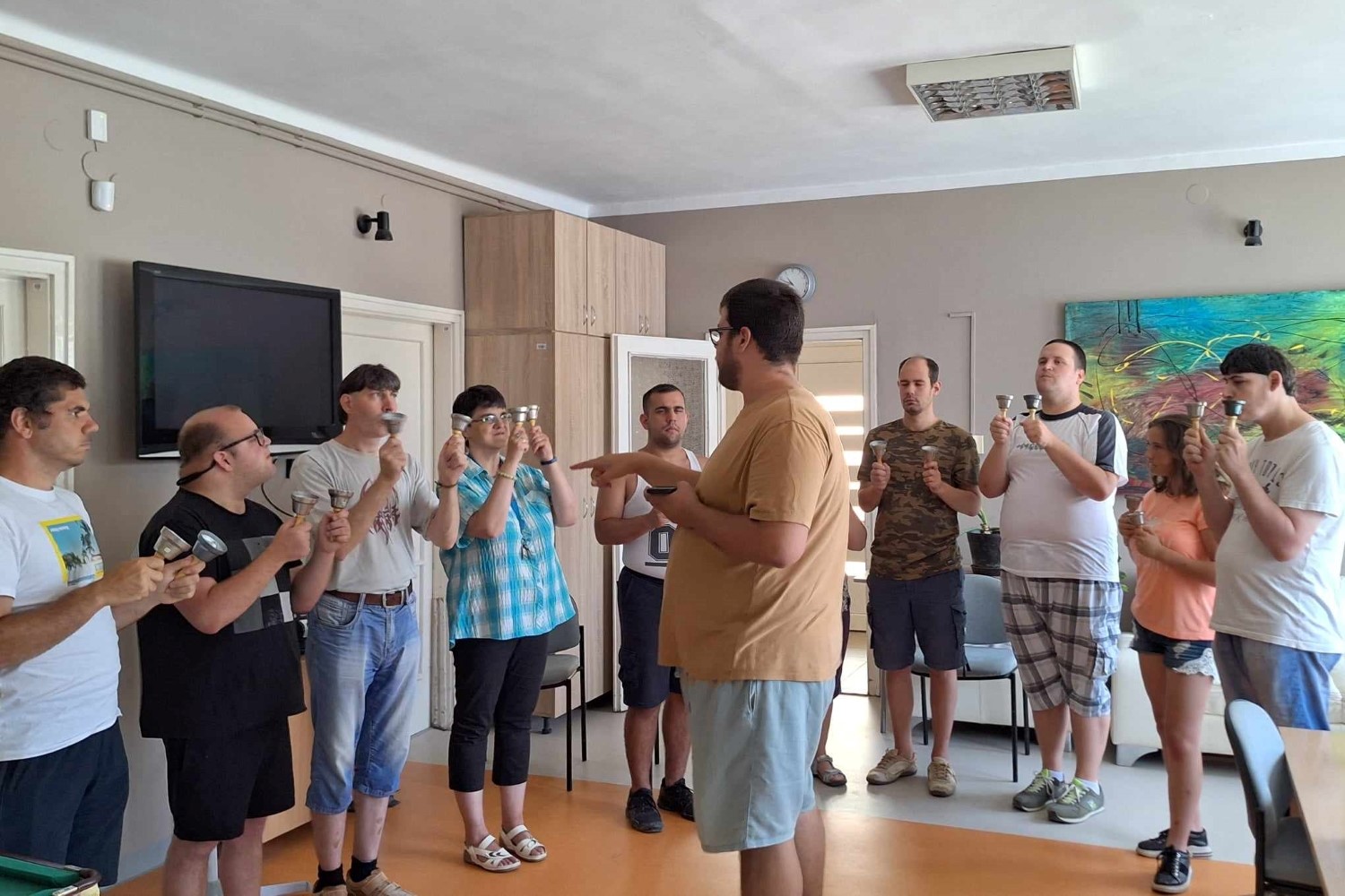 festett arcú lány